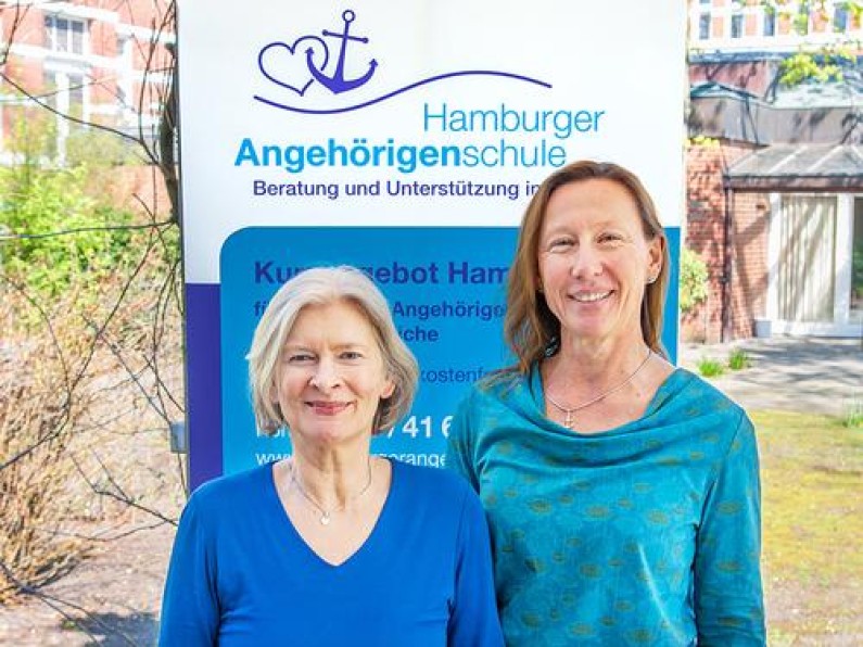 Gute Information ist das A und O. Daniela Schloegl links und Gabriele Schroeder unterstuetzen pflegende Angehoerige mit zahlreichen Kursen. large